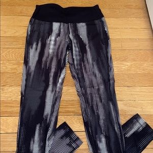 Black, white and gray patterned leggings